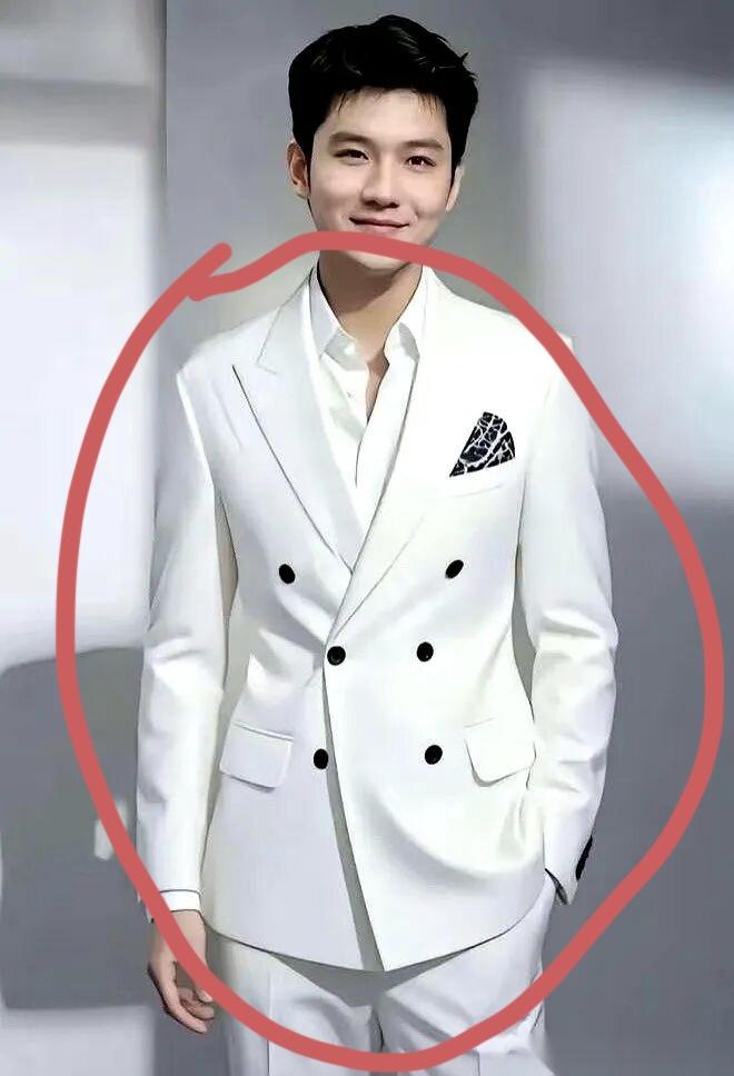 看樊振东那乐呵样
嘴都要咧到后脑勺了！

德国老将波尔刚塞给他一包东西，拆开一看