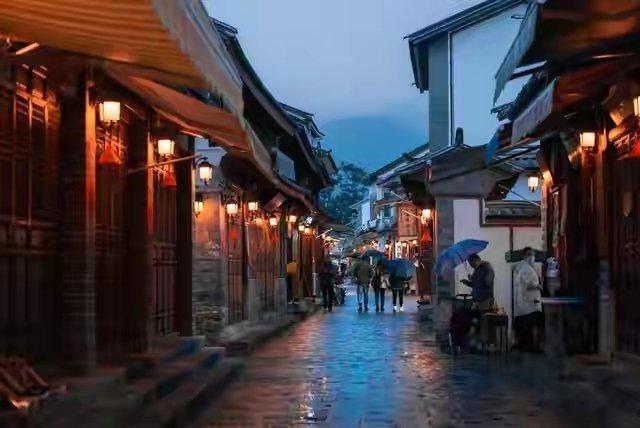 答案藏在“千镇一面”里！小桥流水都是复制粘贴，商铺清一色臭豆腐、大鱿鱼+汉服租赁