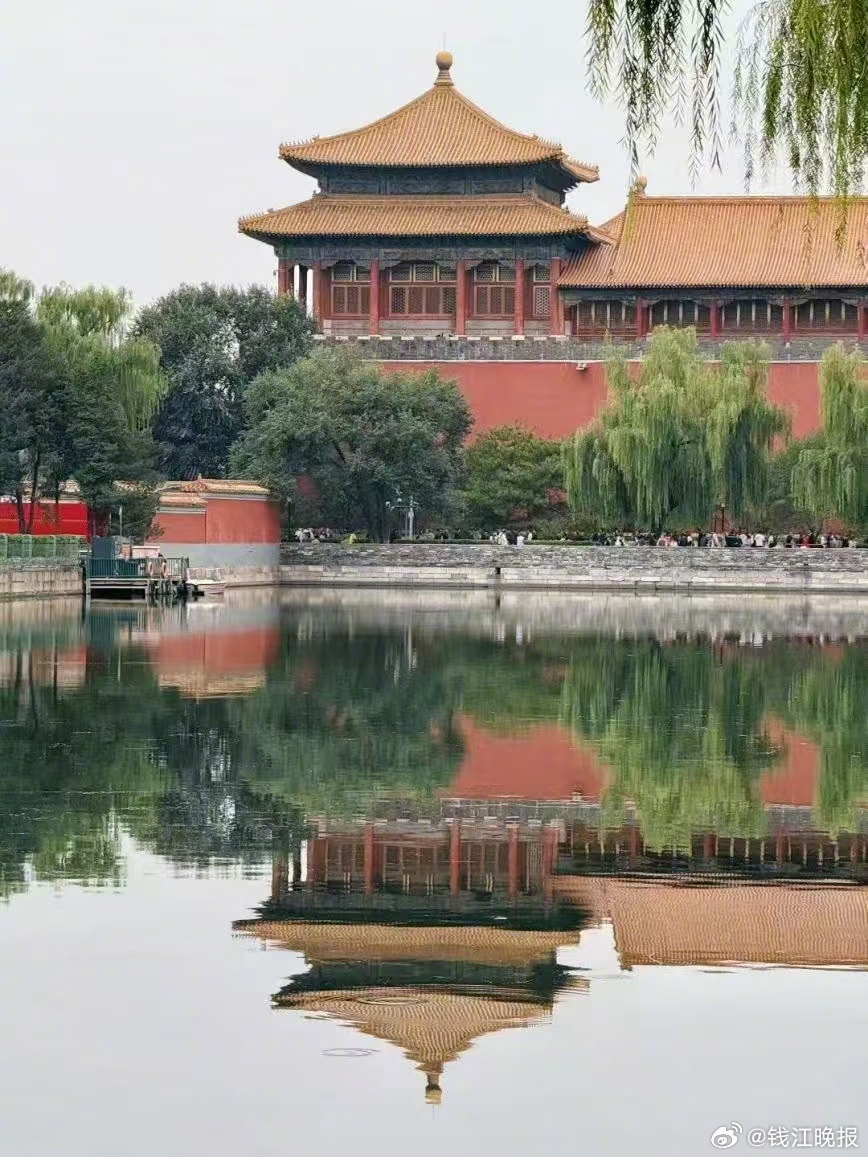 最近，随着全国多地中小学陆续试行秋假制度，旅游市场迎来一波“错峰出行”小高峰。携