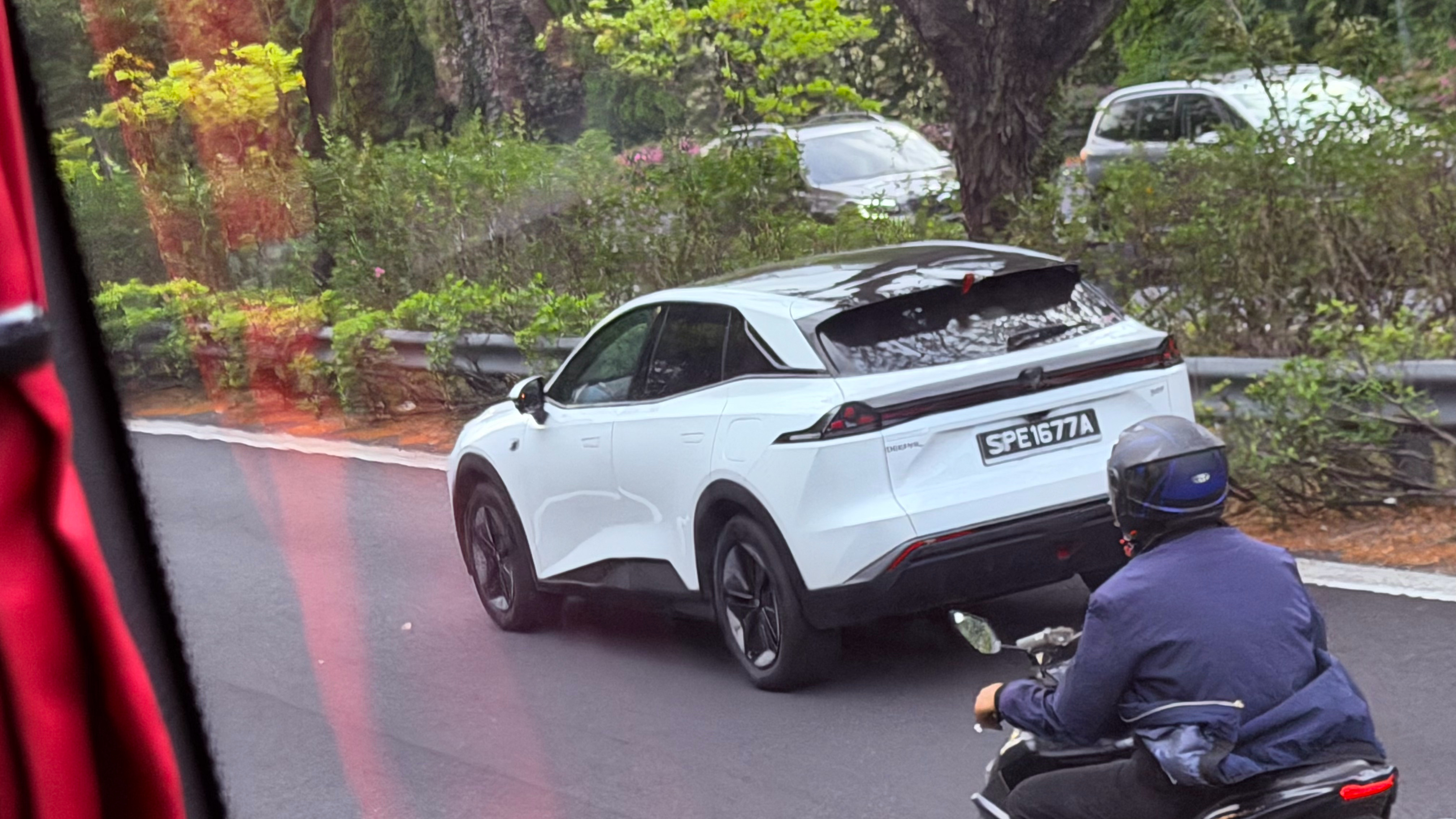 一张图证明我来过这里 新加坡S开头的车牌都是新的！E开头的都是老车！相当于北京京