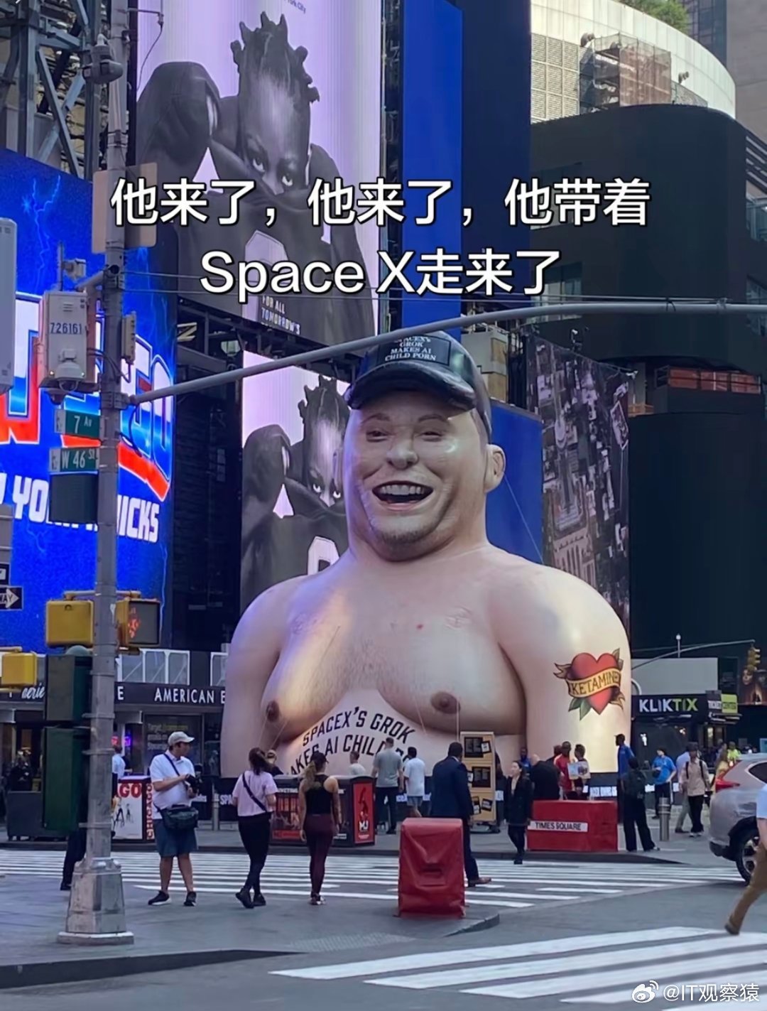 马斯克半裸充气人偶现身时代广场马斯克看了也要评论一句:不像。 