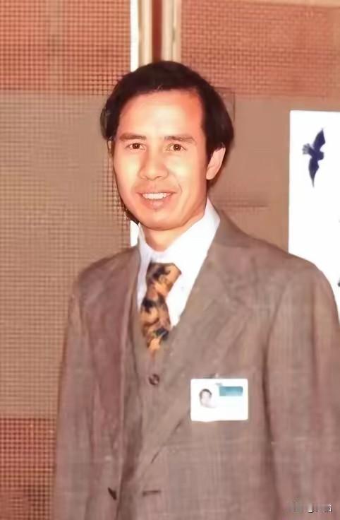 1985年11月，我国外交官何存峰乘坐美国客机飞往纽约，在飞行途中，何存峰去了一