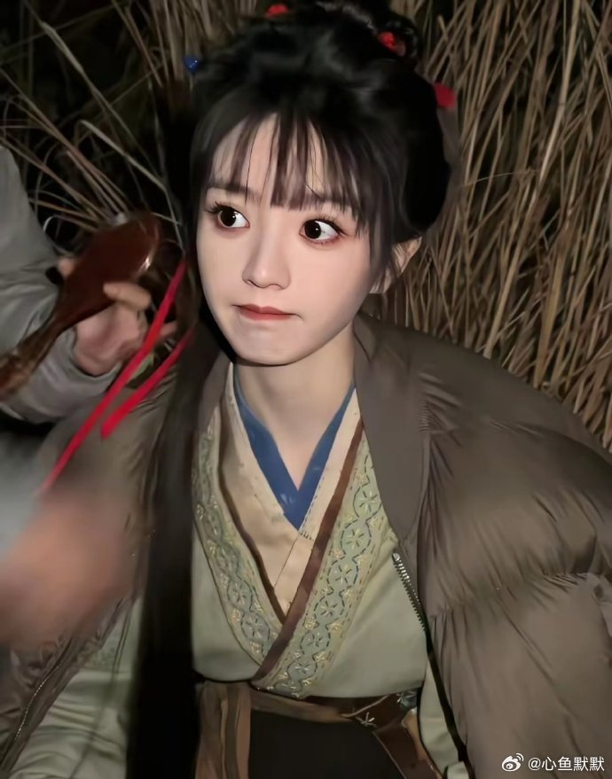 早年田曦薇遇黄晓明向她发出签约，她没有同意，选择了浩瀚星缘太明智了。 ​​​