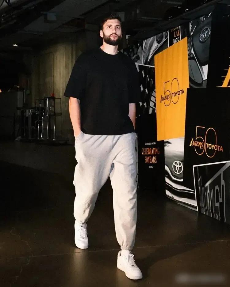 父子连线失败，不解雷迪克一点
正在进行的湖人对火箭队的G1赛，杜兰特因伤缺阵。