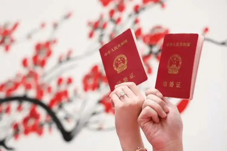 婚假延长不能光靠企业买单延长婚假是暖心好事，但不能变成“政府请客、企业买单”。员