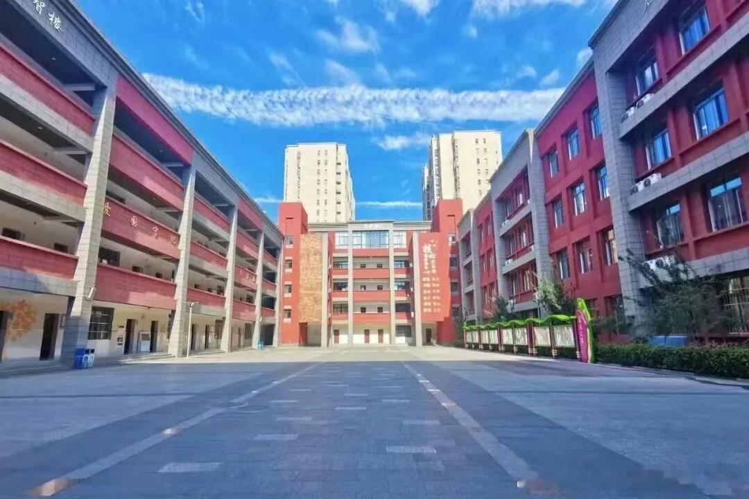 【西安再添一所公办学校】日前，西安市浐灞第二十六小学正式挂牌更名为西安市浐灞国际
