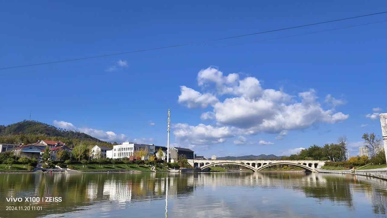 公园美丽景随拍这是我的家乡水镜湿地公园的美景，深秋里久违的蓝天白云，纯净静谧的蛮