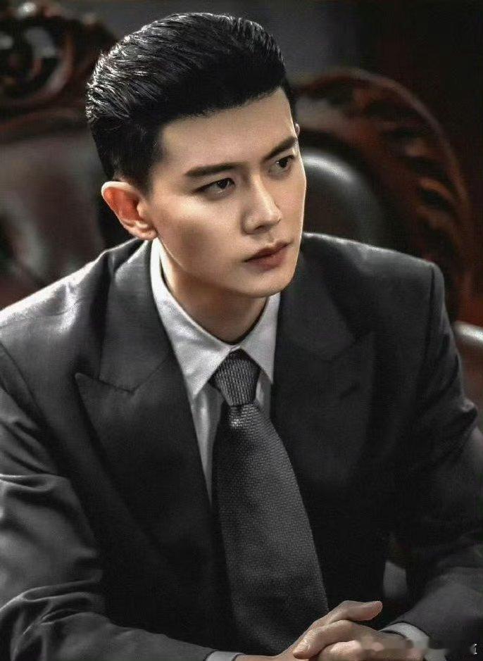 任嘉伦统一我家三代审美 难怪圈粉全年龄！古典气质戳中长辈，时尚感适配爸妈，真诚演