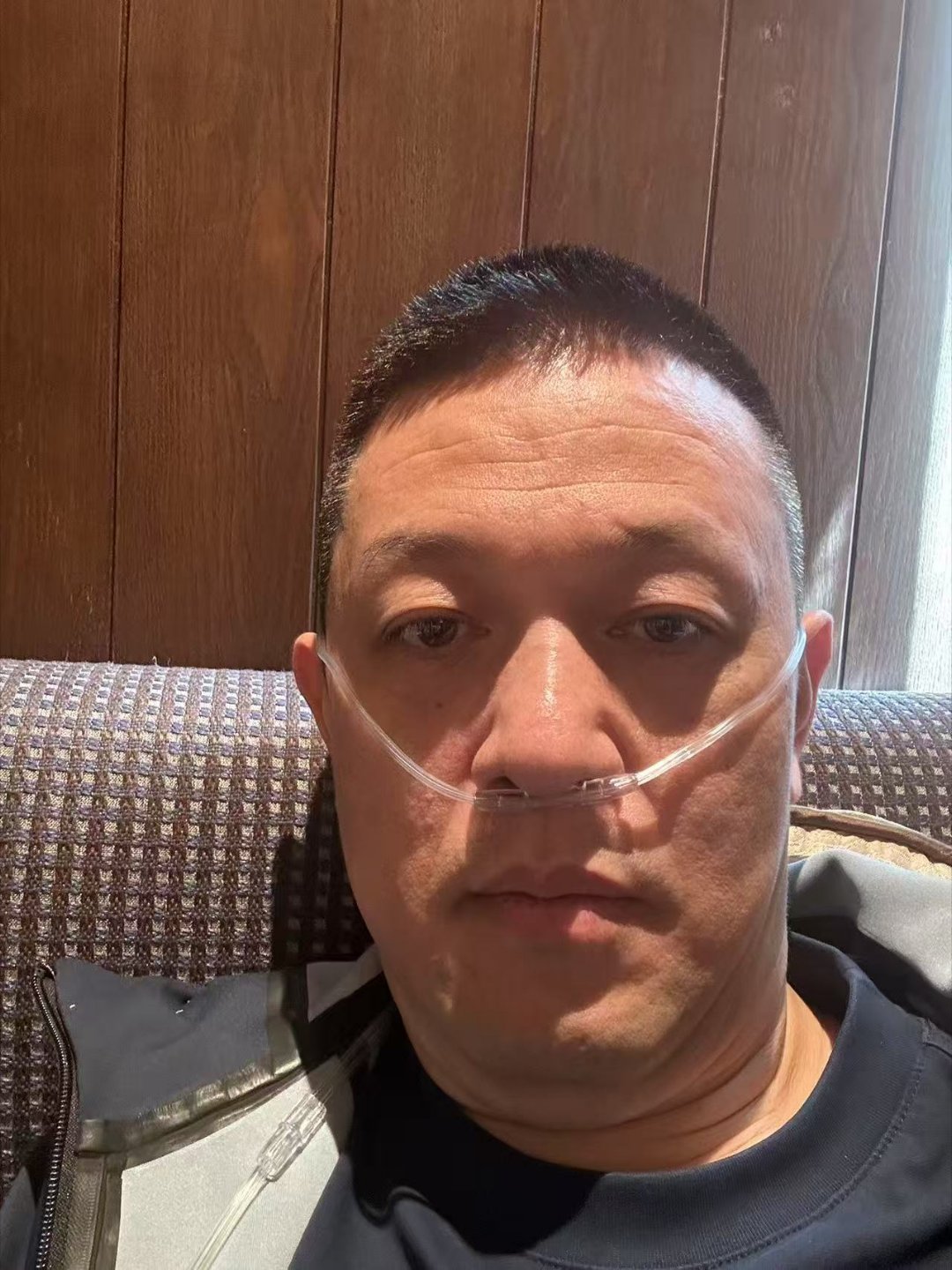 看到一张斌哥在吸氧的图。直接飞拉萨，他肯定落地又是高强度工作。高反是正常结果。造