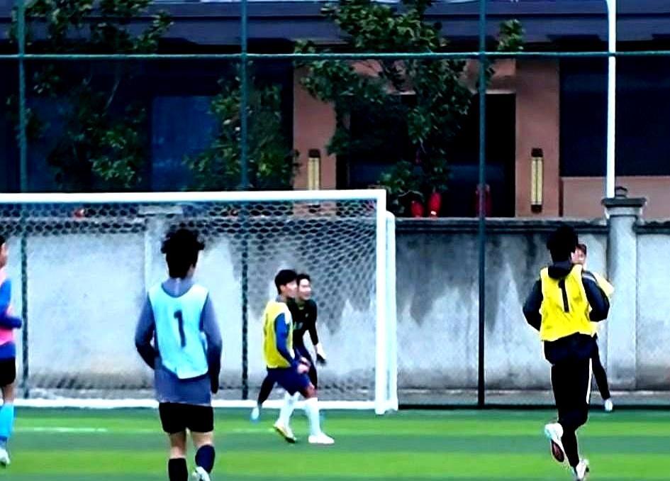 谁能想到，一帮凑不出5万块办主场的“乞丐球队”，居然拿了全省足球联赛的冠军。
 