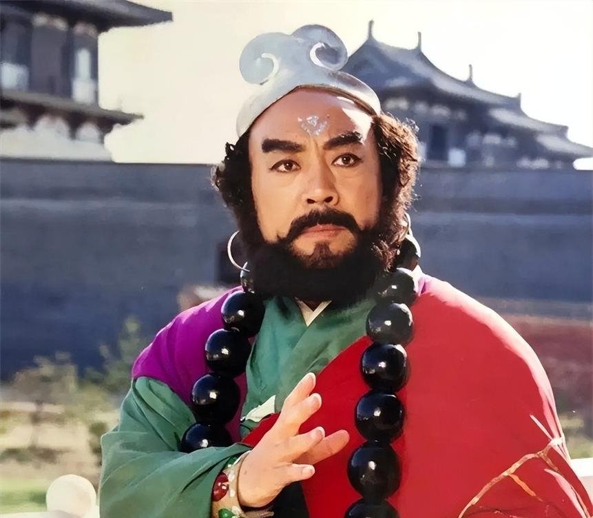今天赶路歇脚时，担子压得肩膀酸痛，我默默把行李整理得整整齐齐。看着师父闭目诵经，