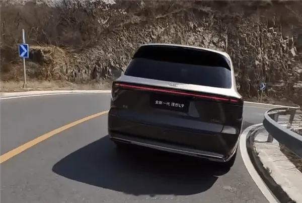 新一代理想L9实车曝光（图1-图3），预计本月上市，双拼色车身还是很抢眼。 大v