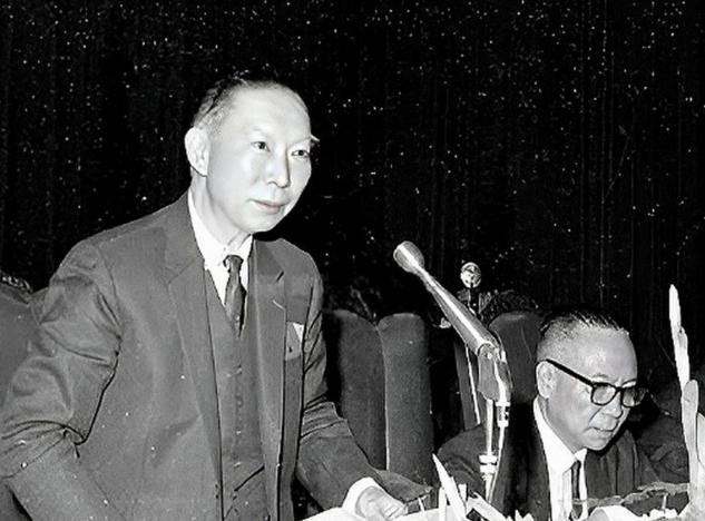 1993 年，97 岁的薛岳被推上法庭受审。法官发问后，他沉默了很长时间，随后说