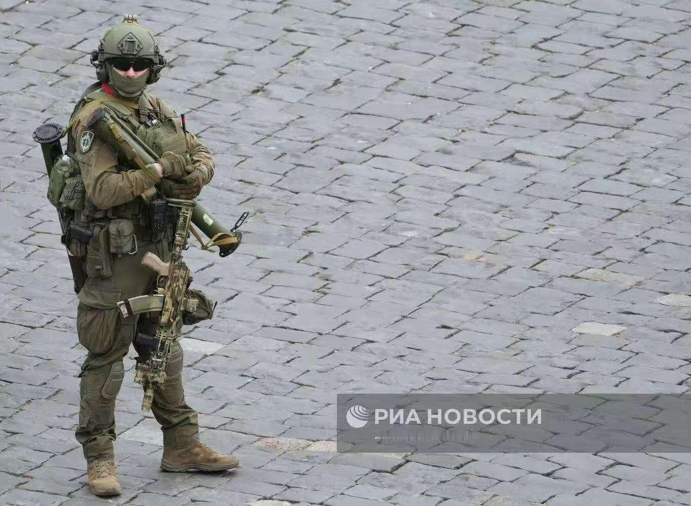 莫斯科5.9阅兵安保扛着RPG站岗执勤是吧？这是怕乌友开个自爆卡车冲红场？烽火问