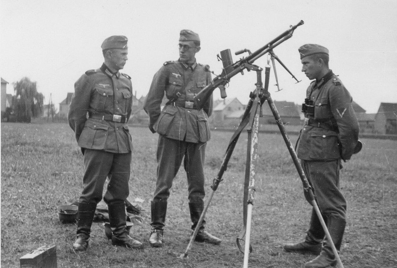 [呲牙] 捷克人的确会造枪，德国人也喜欢——二战时期，三名德军士兵与一挺捷克制 