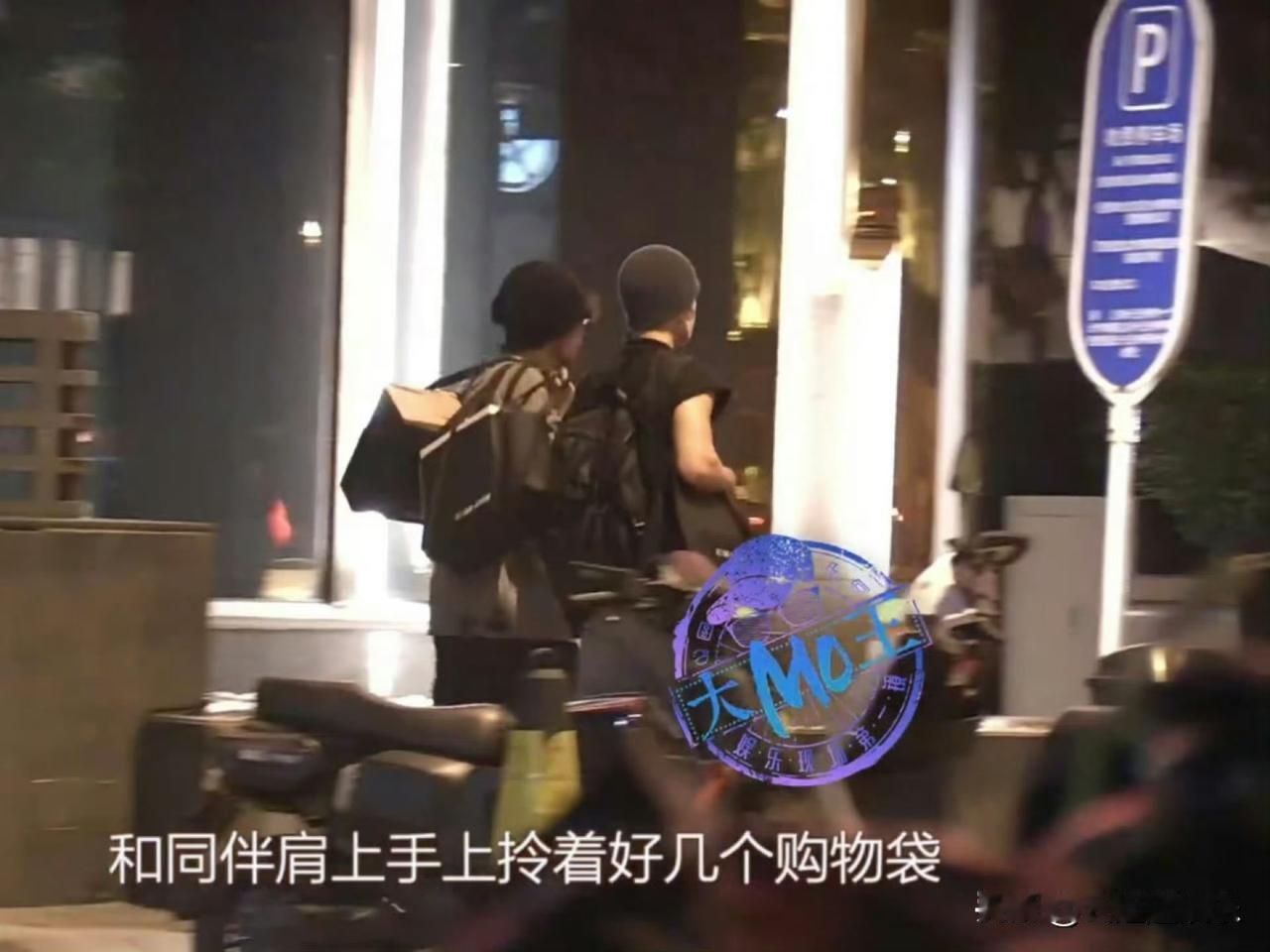 肖战和好友兼助理大波现身家具店逛街，私服状态直接惊艳网友！

一身黑色无袖T恤简
