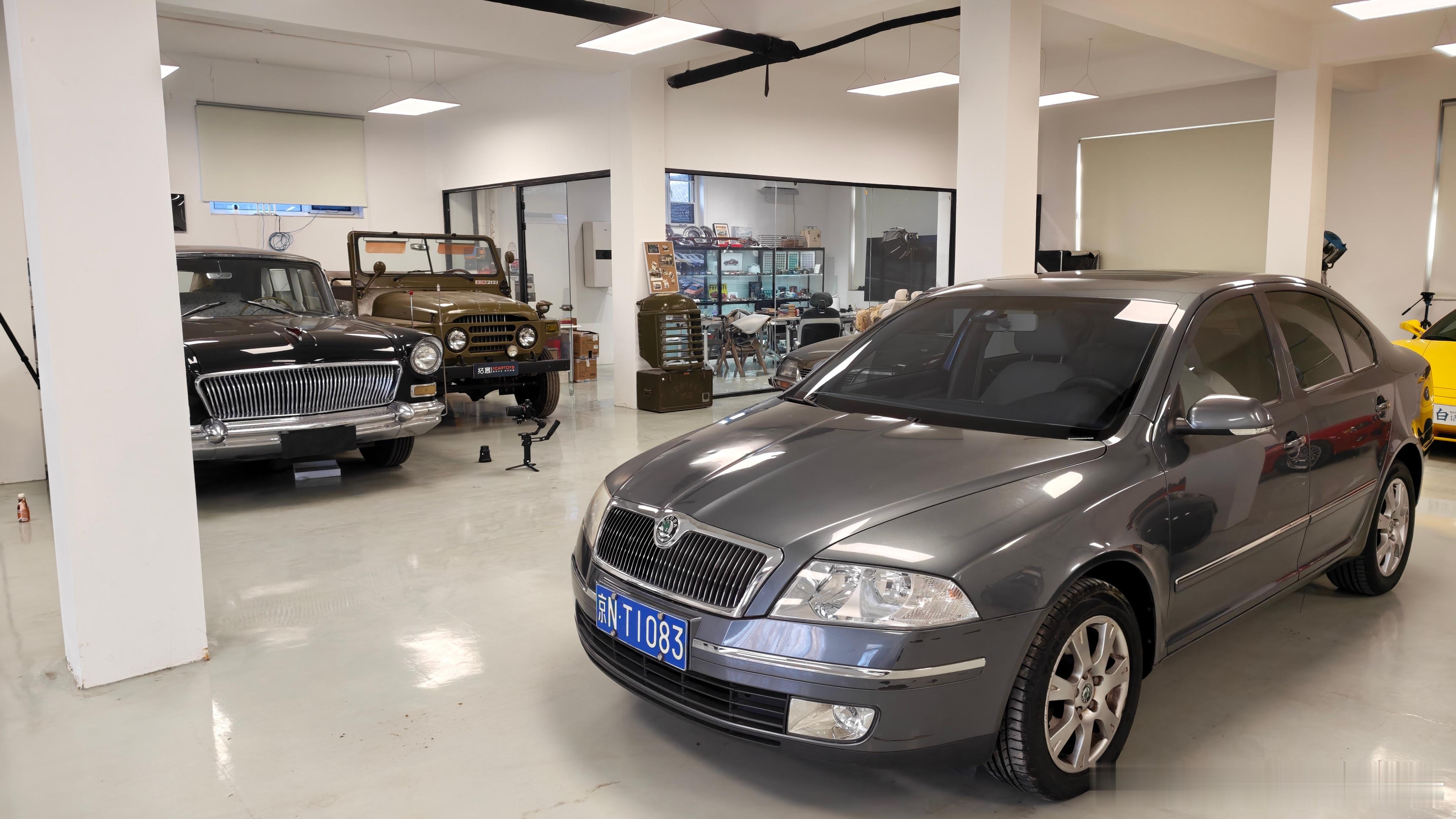 谁能想到这些车能同时停在一个屋子里……站在这看我自己的都觉得很魔幻。 