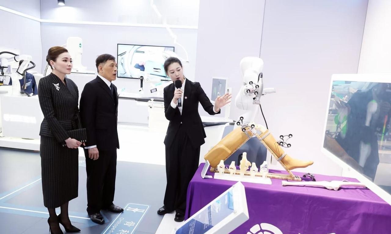 快讯！快讯！
 
泰国国王玛哈·哇集拉隆功突然宣布了。
 
下午到北京人形机器人