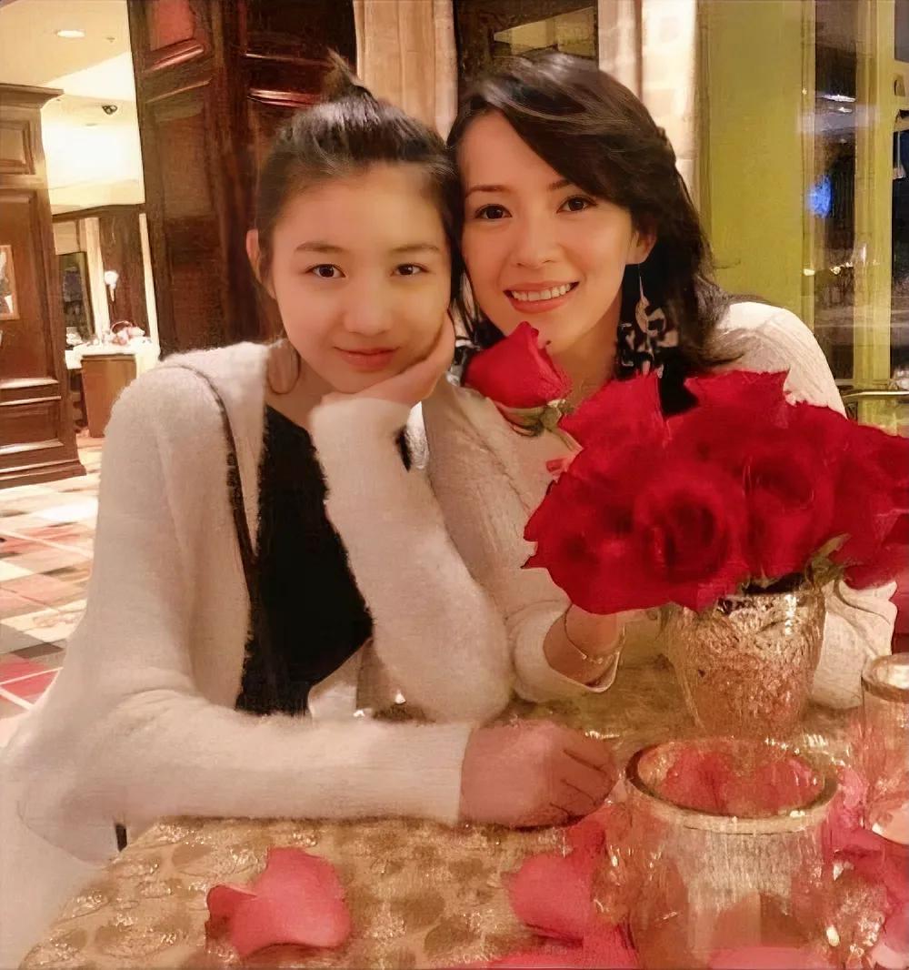 章子怡和小苹果的亲密合照。
她们就像一对亲母女，小苹果还在社交平台发文感谢继母的