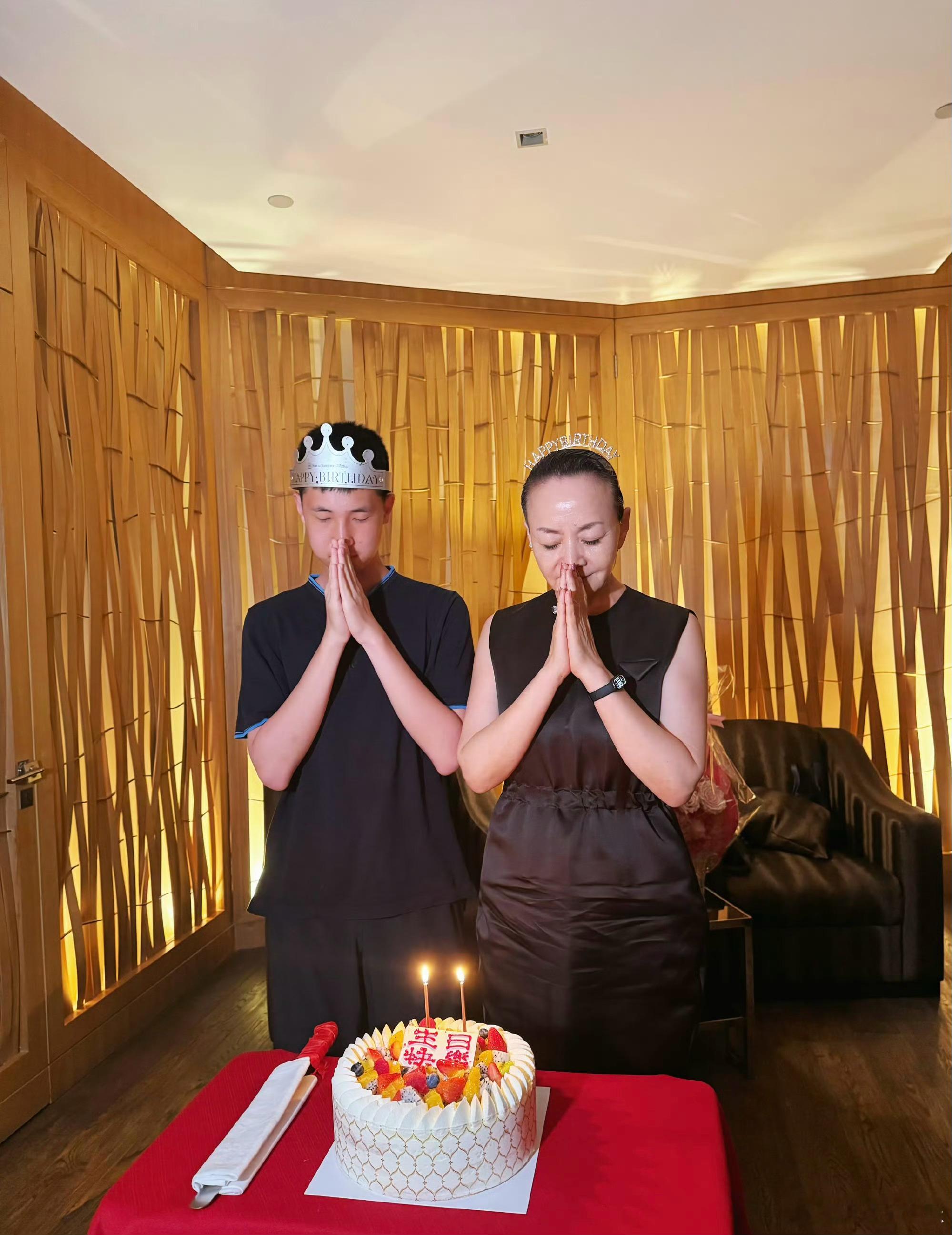 宋丹丹65岁状态 65岁的宋丹丹和15岁的林永健儿子一起庆生！生日快乐呀[蛋糕]