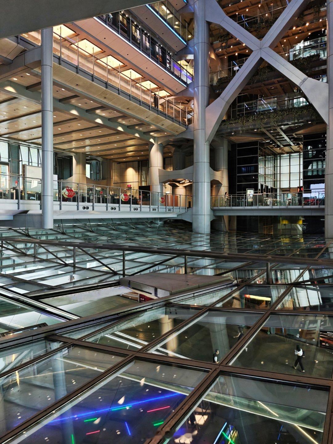 香港处处可见资本竭尽所能“压榨”一切的痕迹。这种“压榨”，也催生了特别的公共空间