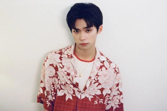 梓渝 × 新歌「大城小爱」宣传照，上身 Amiri 2025春夏男装及太阳镜出镜