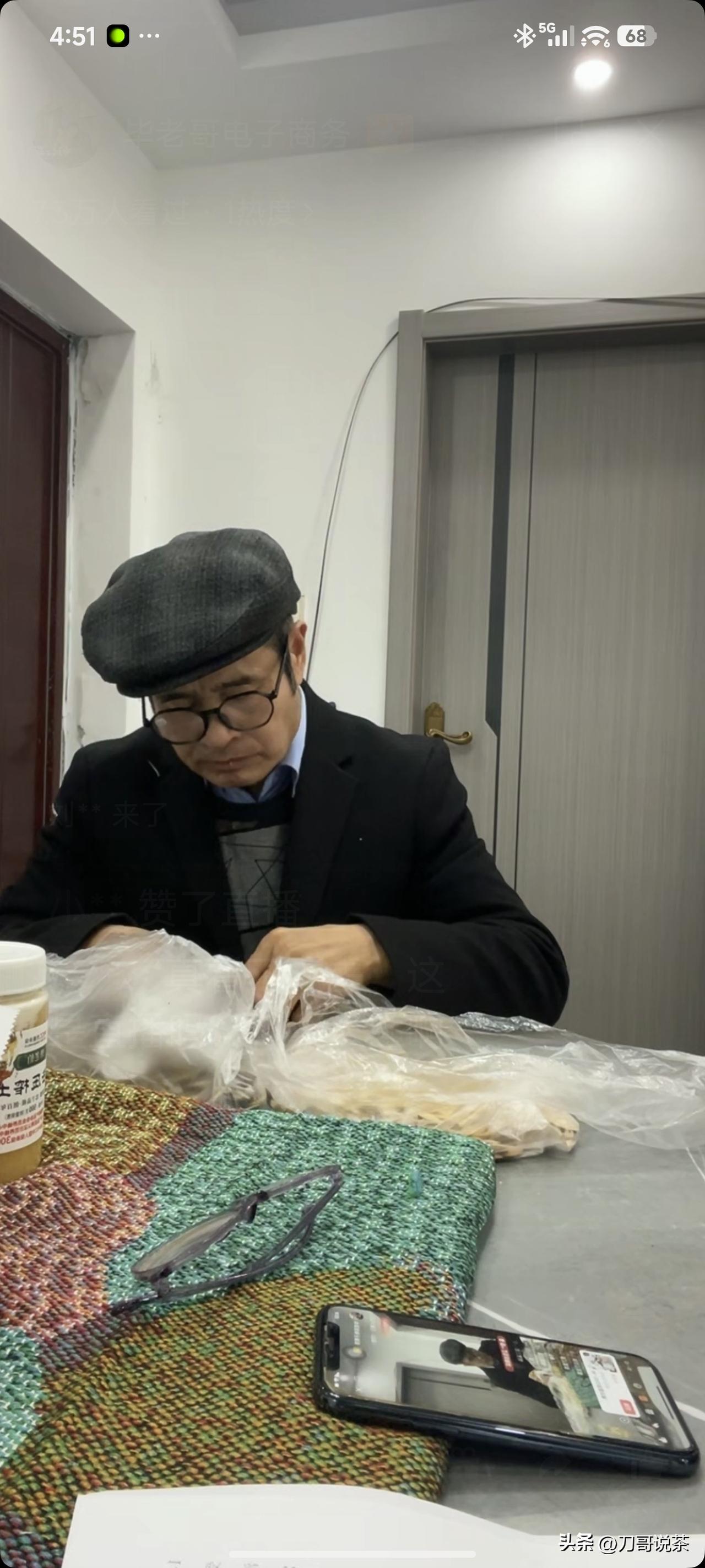 他在吃瓜子？
​NO，​他在代言！
他在做菜？
​NO，他在直播
​一言不发的代