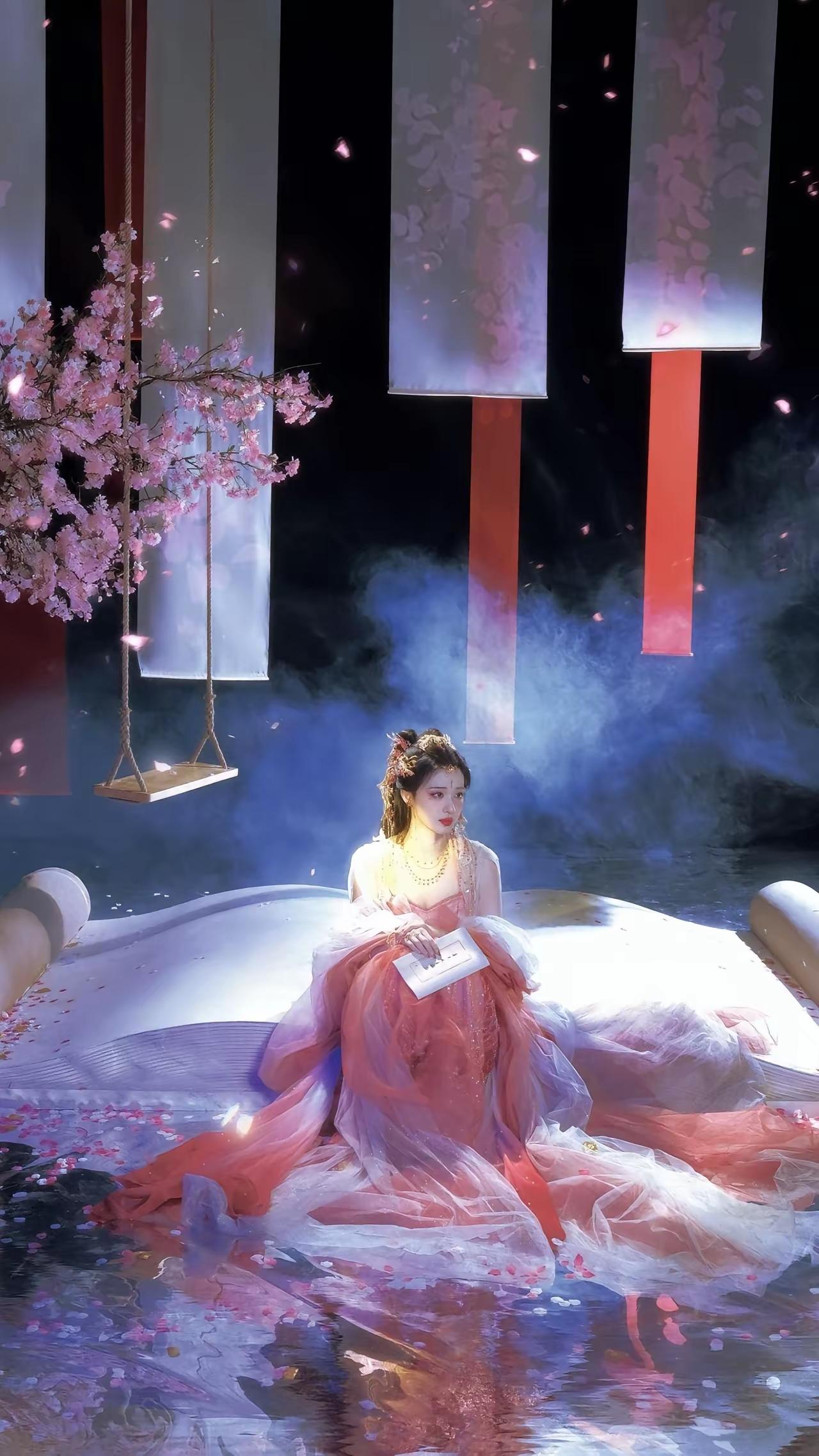 王楚然，金饰缀云鬓，粉纱笼清辉。
一颦一笑皆是风月，一抬眼便撞碎了满庭春光，把东