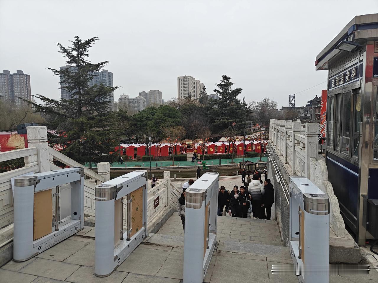 渭南老街南北和东边入口，这几天忽然发现都安装了闸机，不知道为什么？原本就是一个开