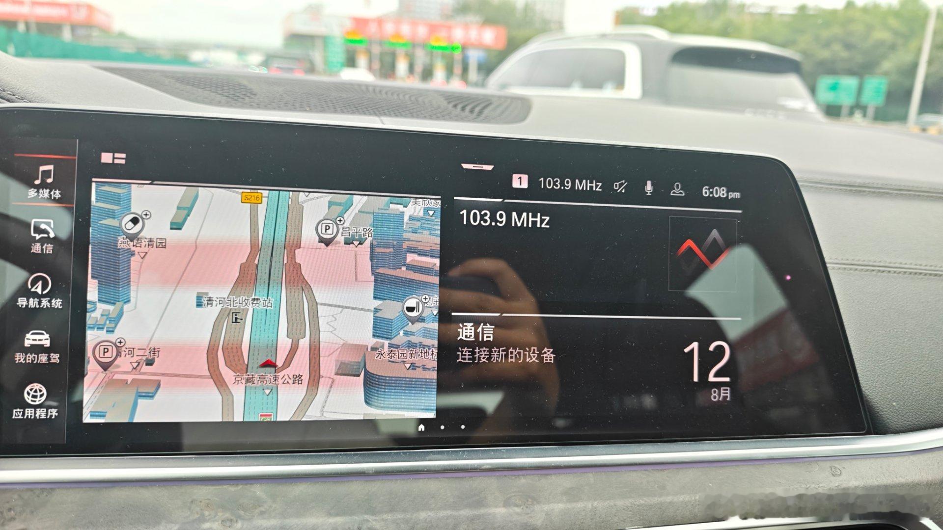因为暴雨，今天公交车道不限行，以前堵成一片的6点晚高峰一路畅通！ 