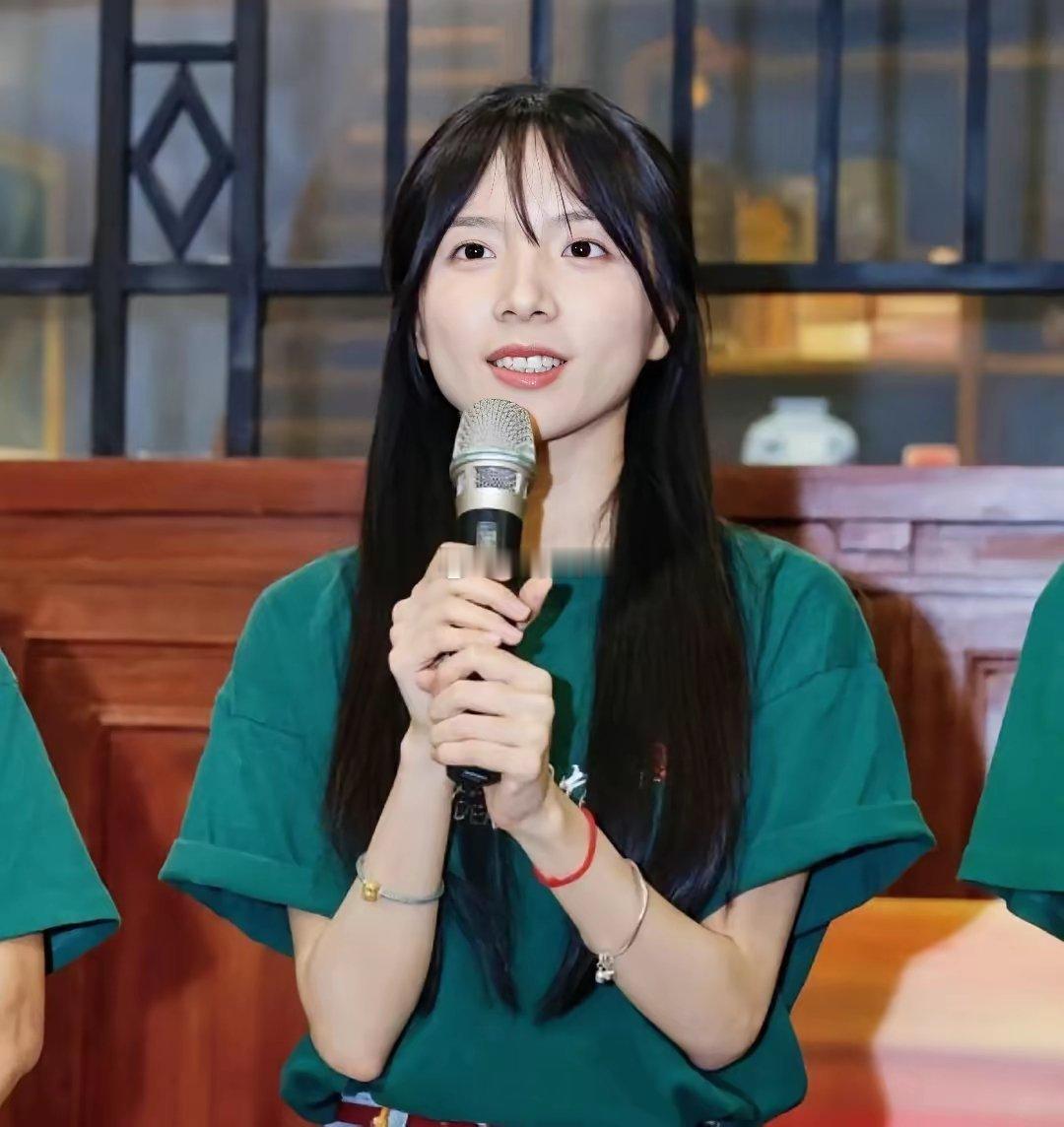 李思潼正脸好虐，怪不得电影里面都是侧脸 