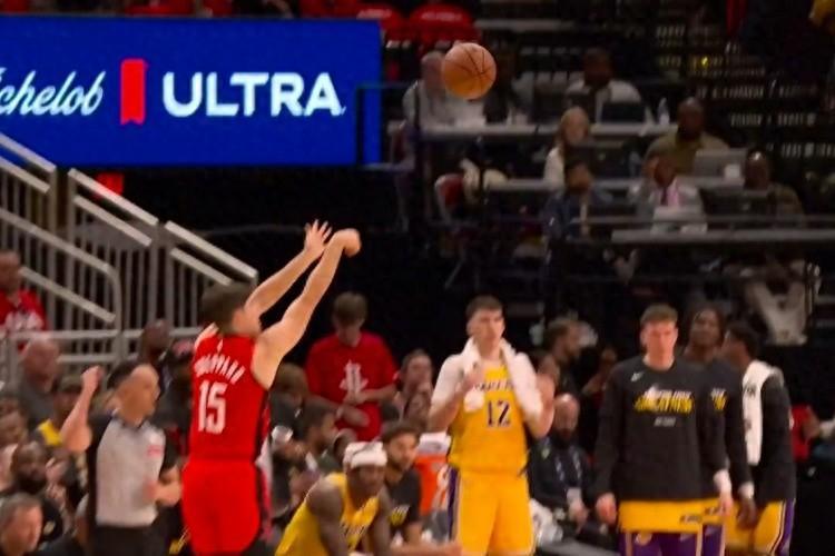 【逆转奇迹！火箭逆袭，谢泼德三分拯救时刻🔥】在比赛的关键时刻，火箭一度落后15