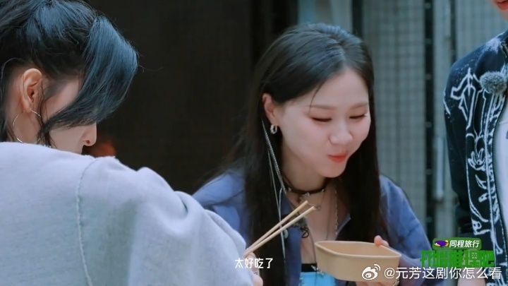 刘宇宁摊煎饼刘宇宁山东煎饼技术展示 刘宇宁做煎饼的时候挺专注的，手法步骤都挺到位
