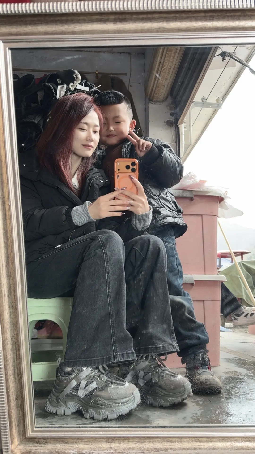给我们兄弟俩个拍张照片