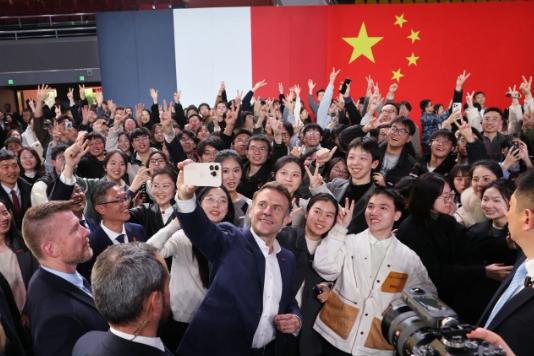 得到东方大国表态，法国满足了
 
12月5日，法国总统马克龙离开成都，结束了对中