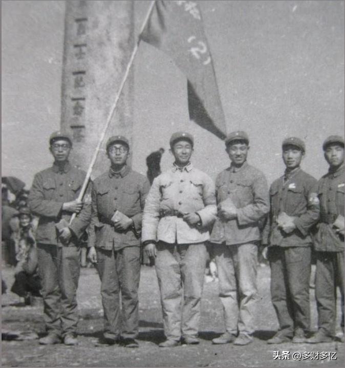 叛徒堵门，她藏身地窖被泼粪水躲过一劫，腹中是红军政委遗腹子，母子再见已隔四十年