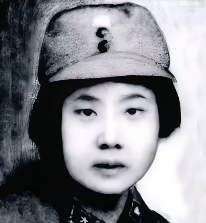 1942年，23岁的抗日女英雄林心平被日军押往刑场。敌人残忍扒去她上衣，用铁丝穿