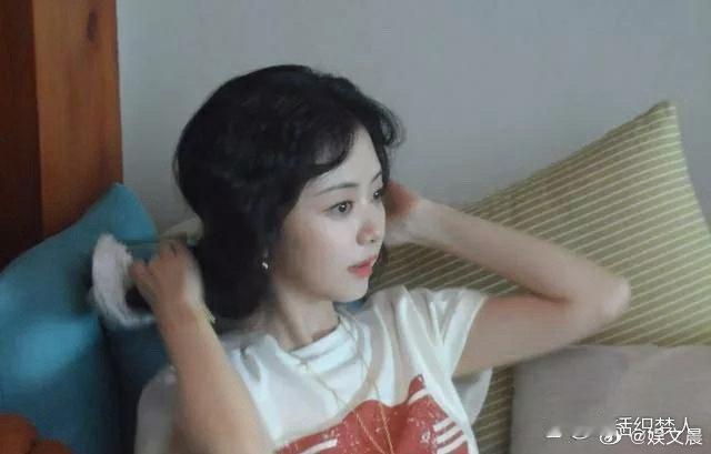 谭松韵这状态哪里像35岁啊！少女感直接焊在脸上，清透又水灵，说20岁都没人怀疑～