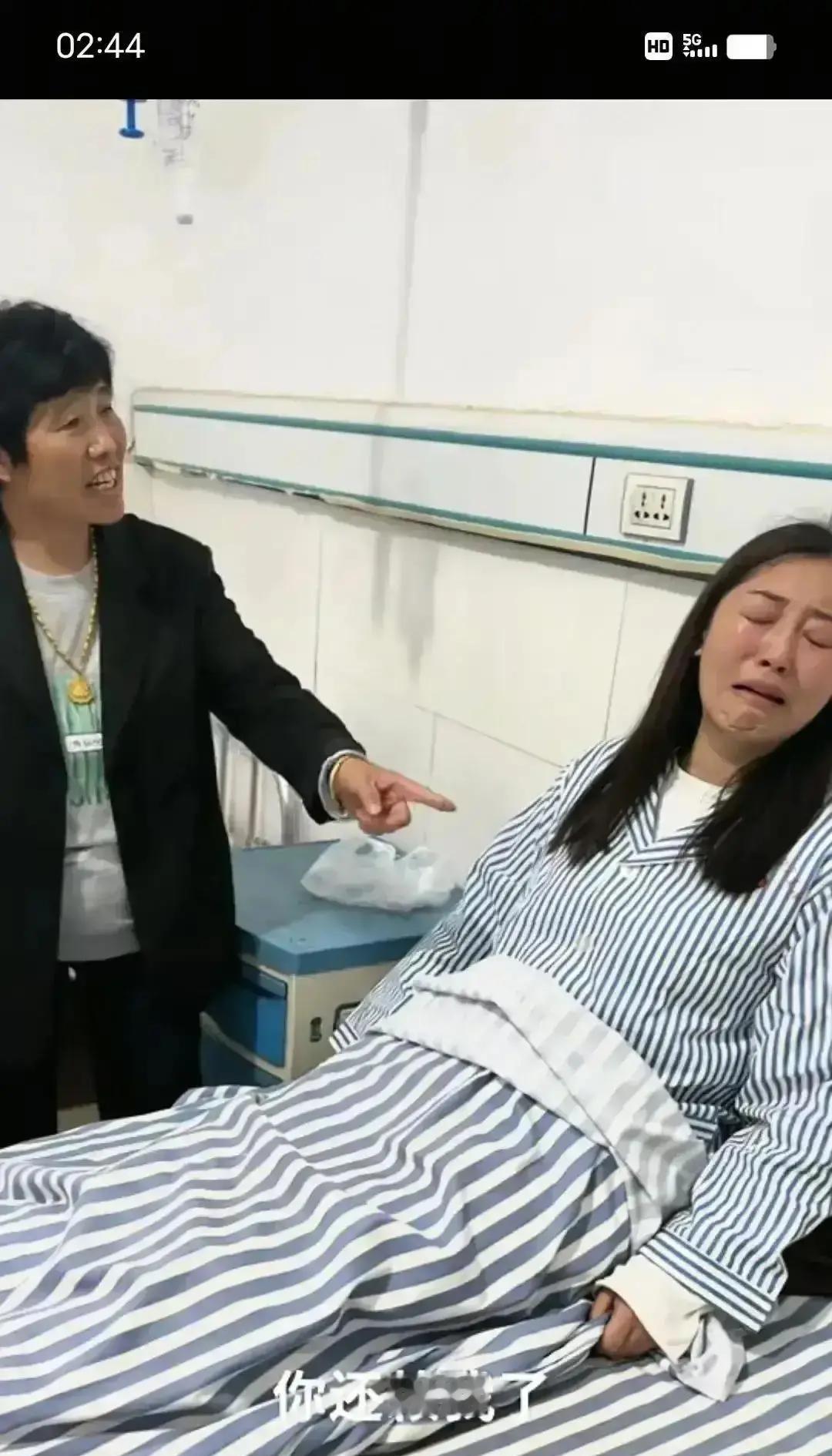 一桶油，

三代人，

谁在逼她放手？

网上看到个帖子，心里挺不是滋味的。
