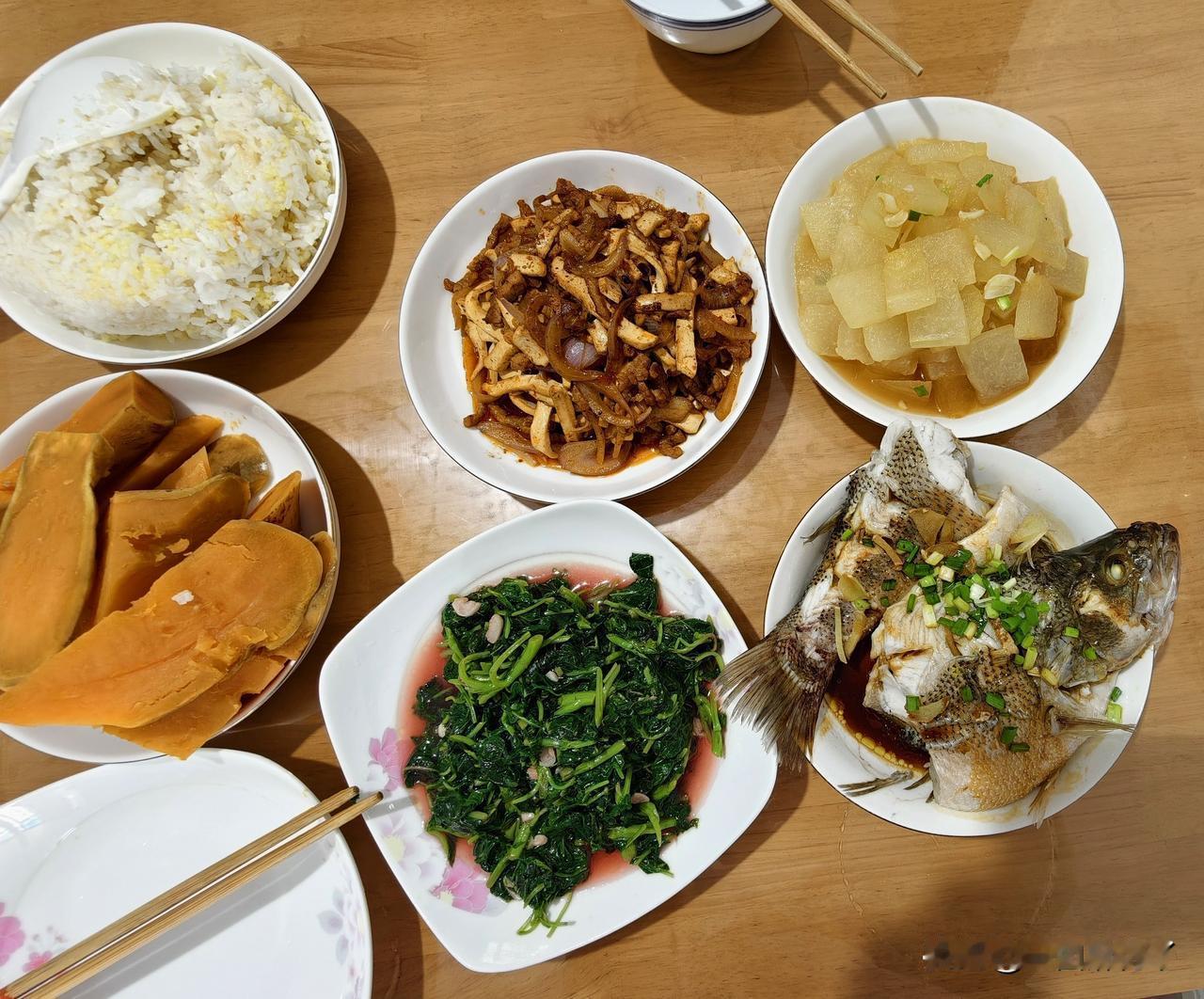 每天早上我去公园锻炼顺便就把菜买回来了。今天买了一条鲈鱼（淡水鲈鱼），15块钱一