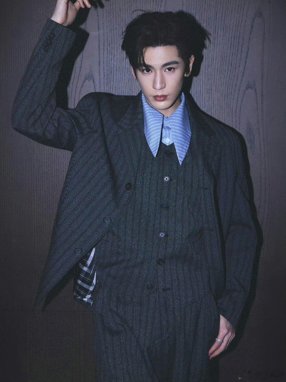 张凌赫零点吹蜡烛的仪式感张凌赫生日彩蛋惊喜满满，说不做演员进电网超正能量。零点吹