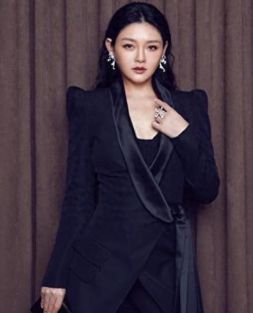 张兰与大S自从与小汪总离婚后，她家与S家毛关系，已经是路人了，她做好自己企业，就