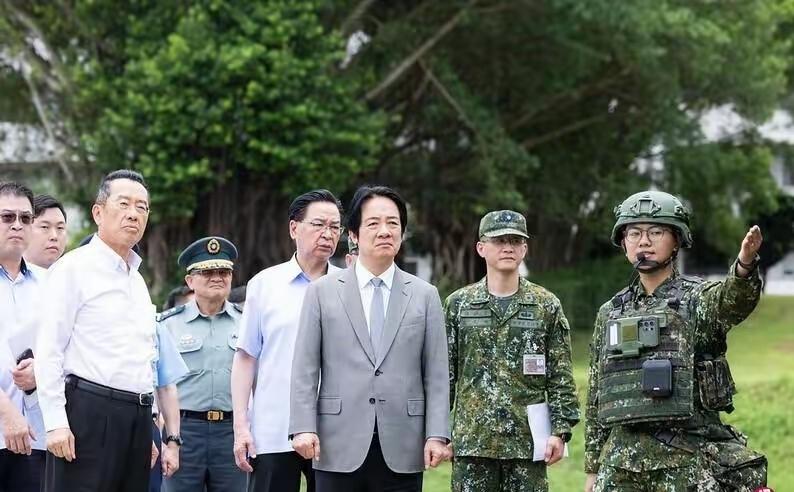 赖清德今天去视察伪军队，主要作秀单位，雷达兵和无人机部队，不懂装懂，表情严肃，看