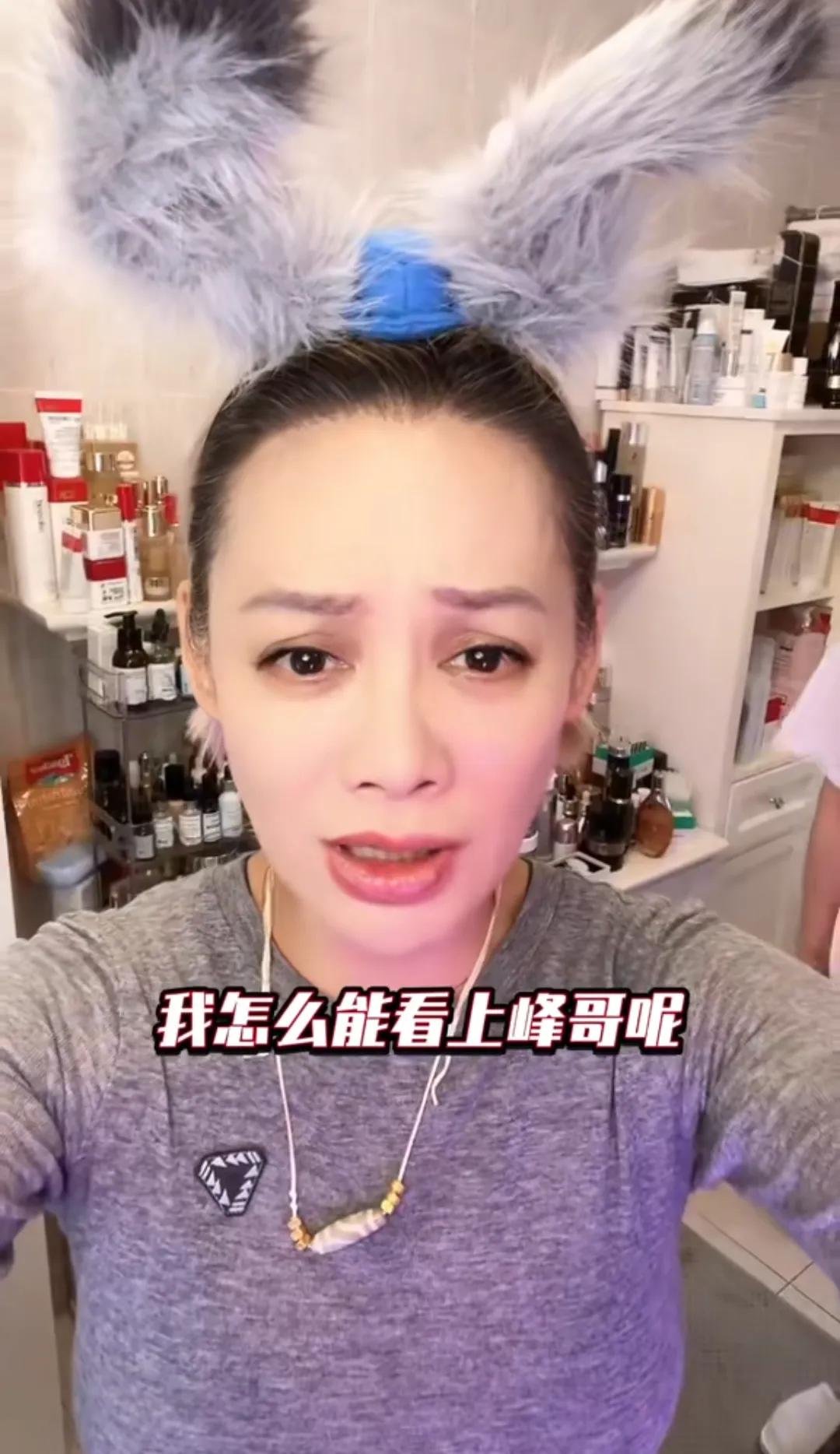 宁静在直播透露了和汪峰牵手的实情。

一)，调侃的说根本看不上他，原因有三个，丑