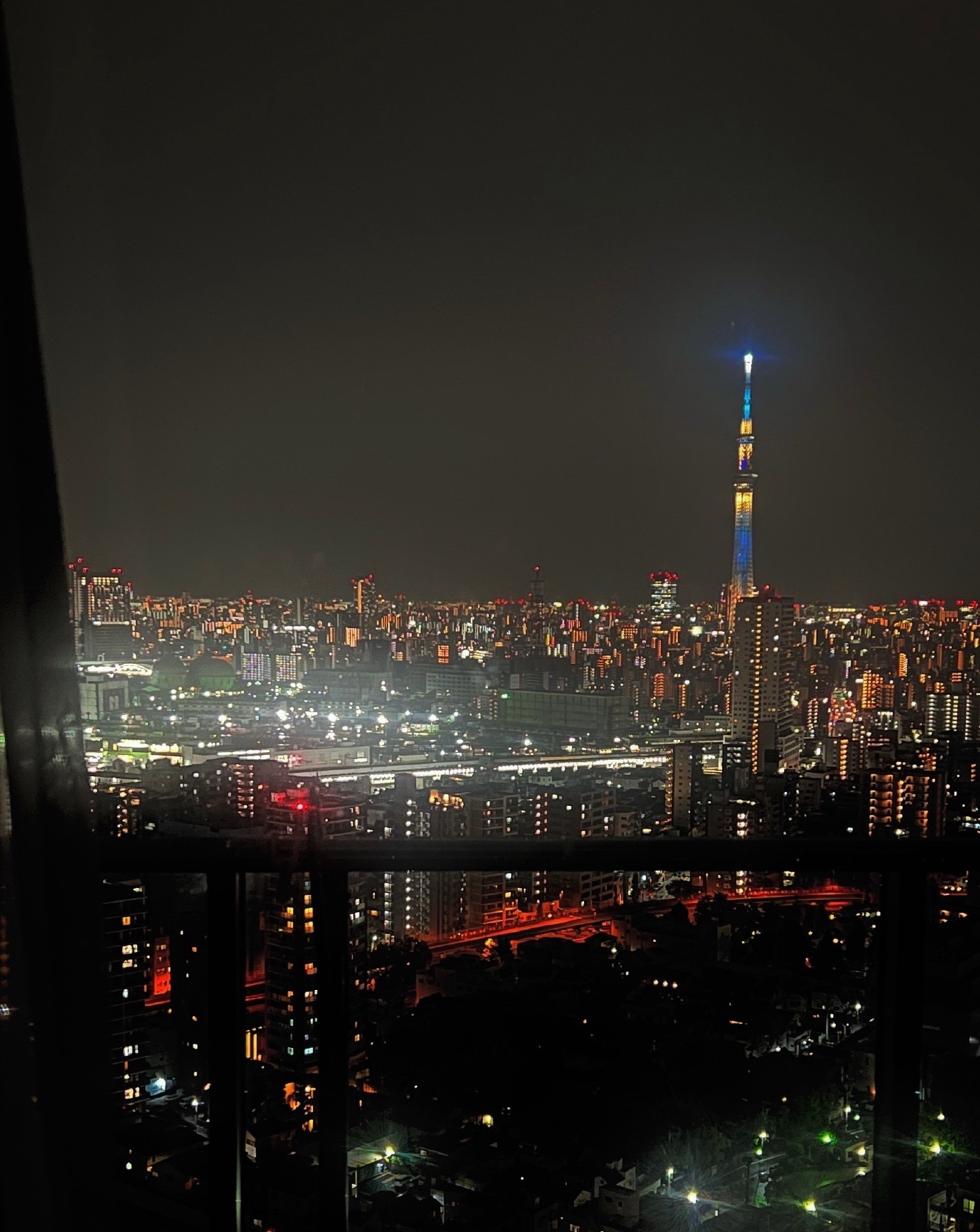 我感觉这个晴空塔 都顶到天上去了。 