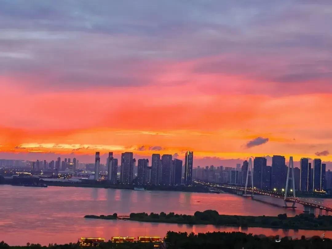 7月4日傍晚，武汉连日阴雨按下暂停键，迎来了绝美的世纪晚霞。

以下为武汉三镇网