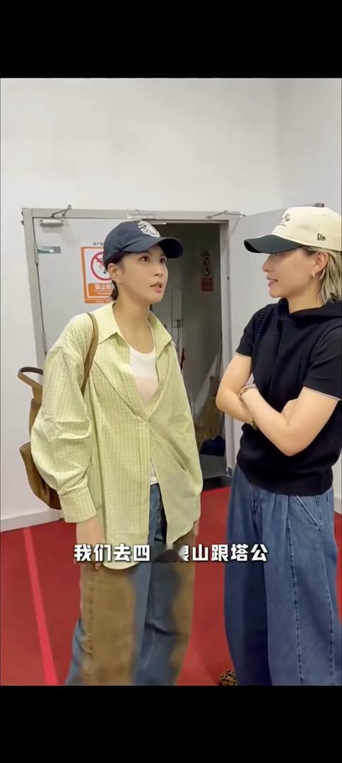 李斯丹妮问曾沛慈我的家乡好玩吗曾沛慈聊起自己去过川西游玩，李斯丹妮立马认领这是自