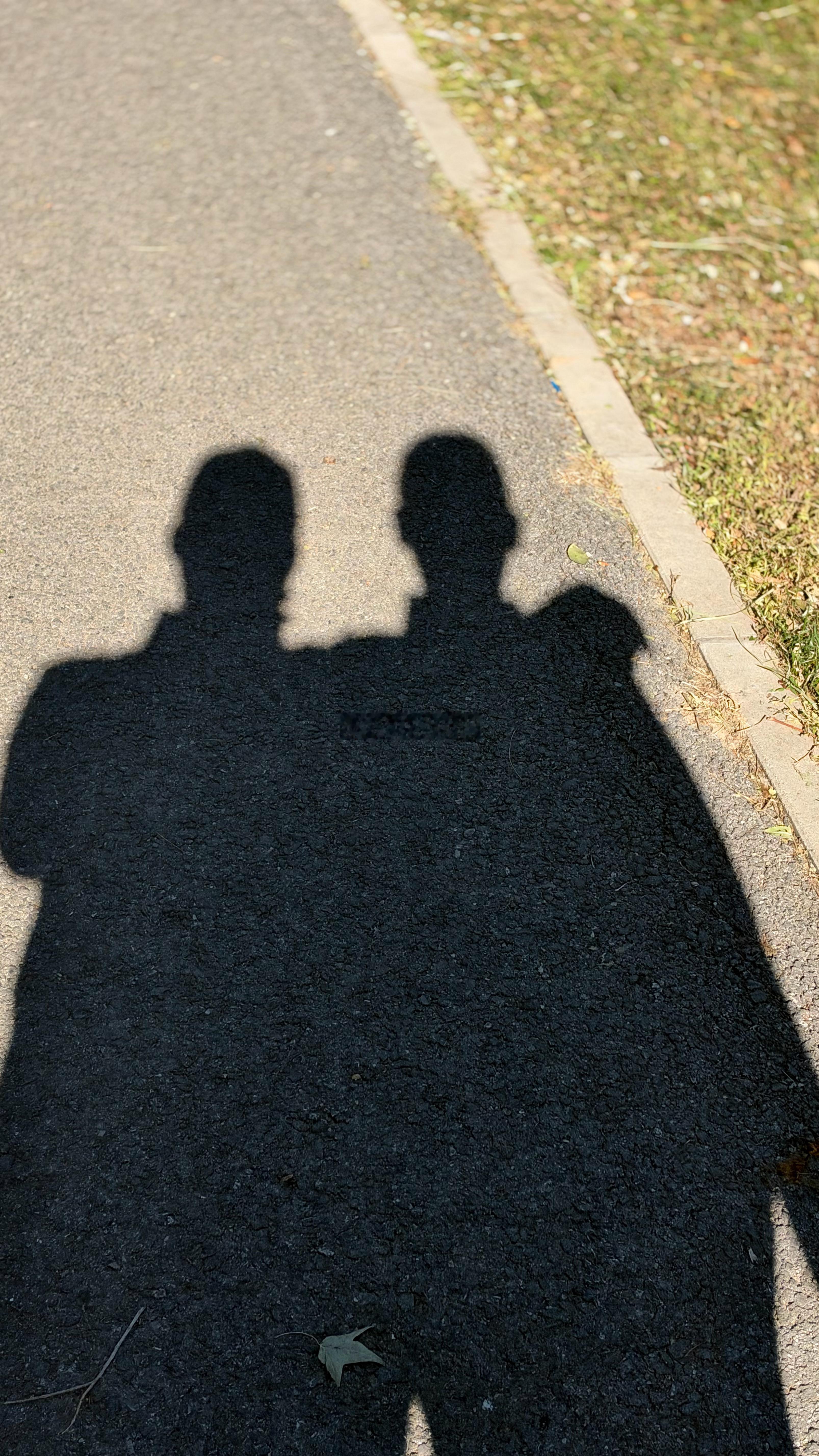 下楼晨练 碰到熟人聊两句 ​​​