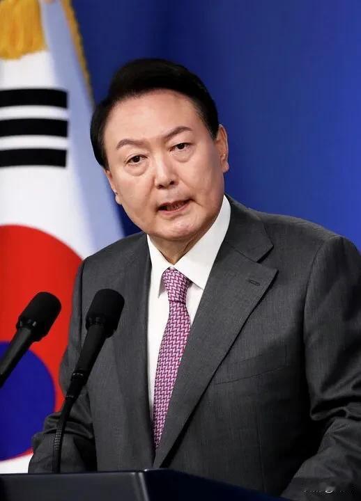 闹大了！由于韩国总统尹锡悦连续三次拒绝接受传唤，由韩国警察厅、国防部组成的韩国高