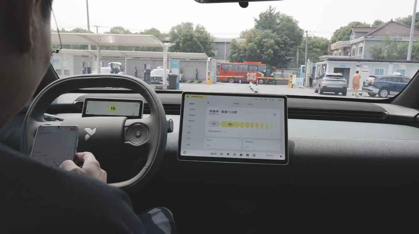 纯电车最难的是补电，我开着萤火虫去5C桩充电，来个100C的车，也得等我这一小时